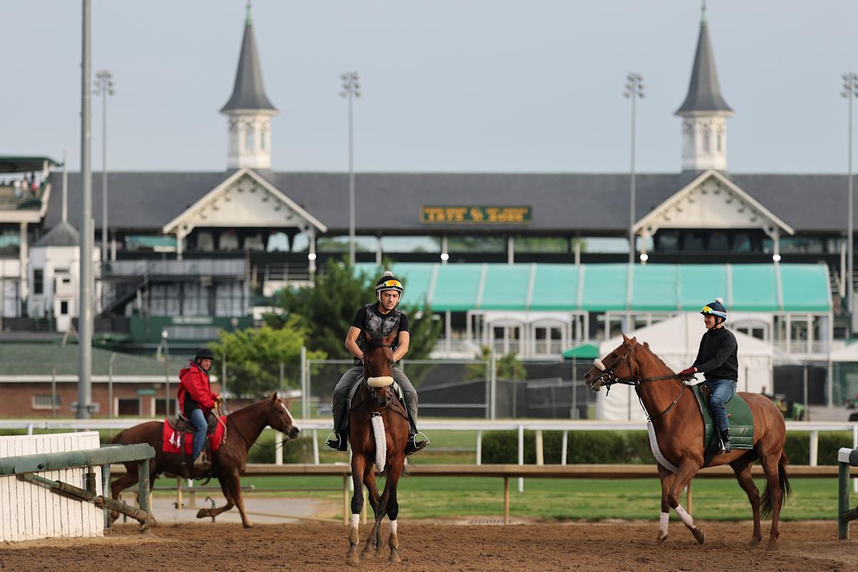Horses practice before Kentucky Derby.